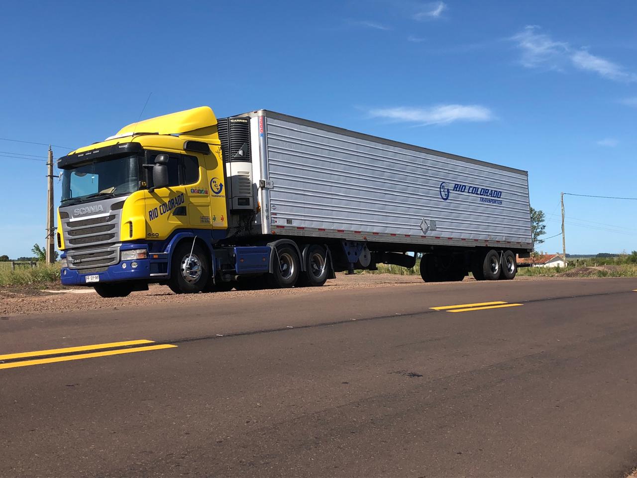 Camión de carga en ruta